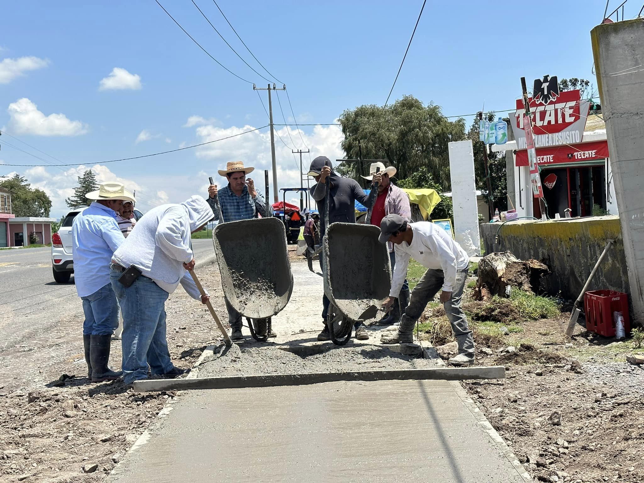 1692736889 100 En el Bo 15 de Agosto el Presidente Municipal Jesus