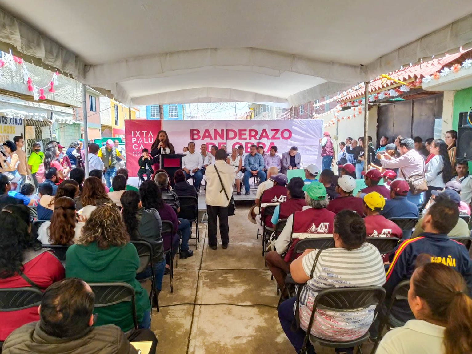 1692748716 4 Hoy el presidente municipal Felipe Arvizu junto a los vecinos