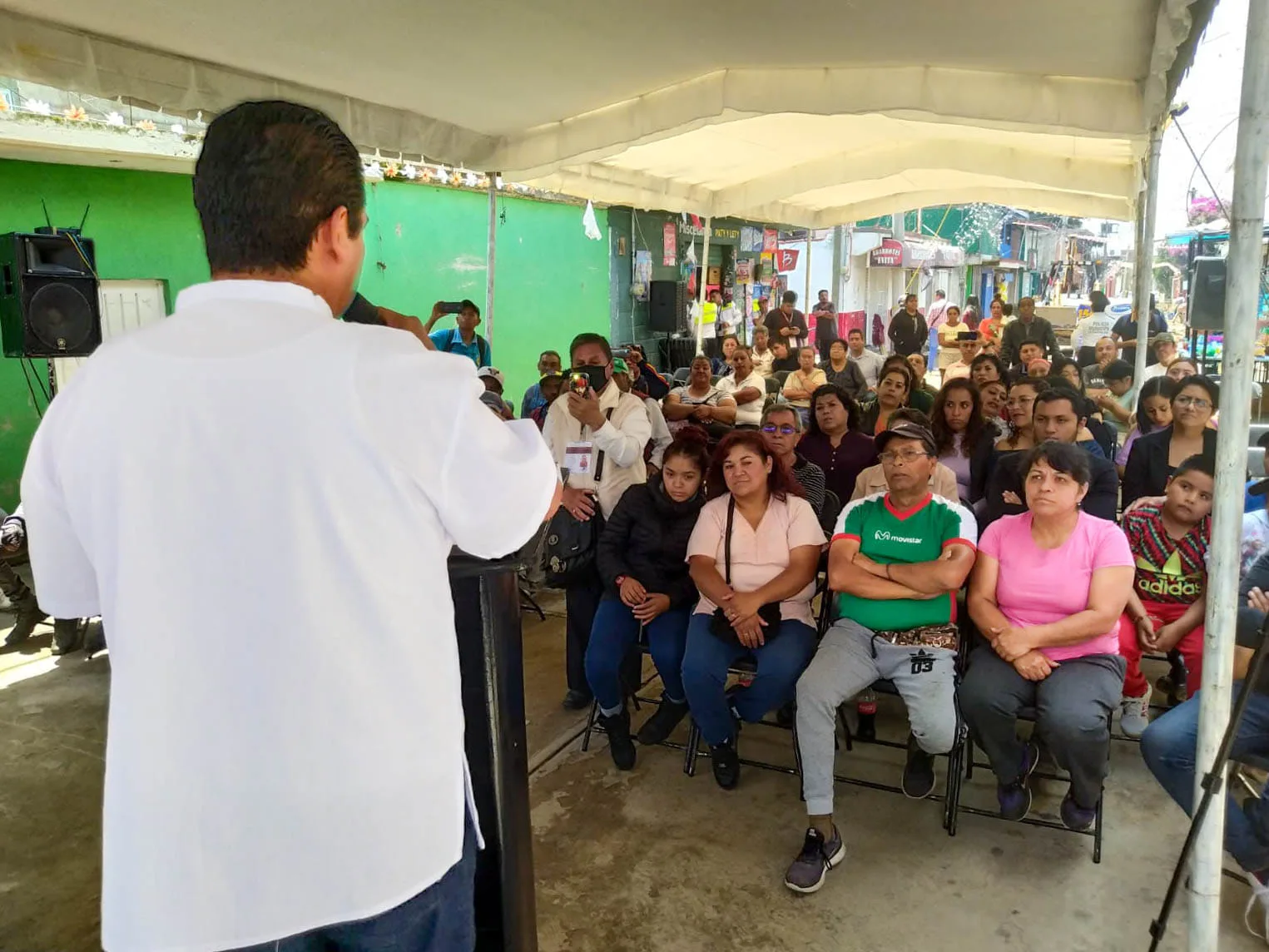 1692748737 Hoy el presidente municipal Felipe Arvizu junto a los vecinos jpg