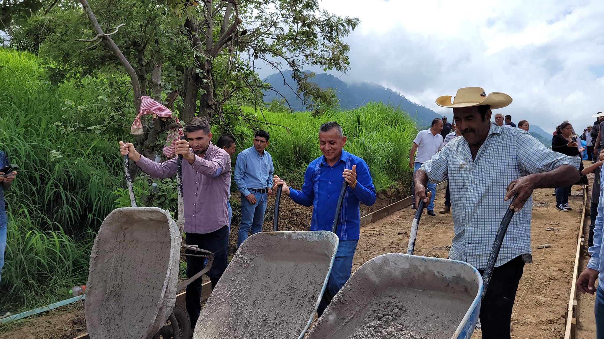 1692826089 913 Iniciamos pavimentacion de calle en Pueblo Nuevo