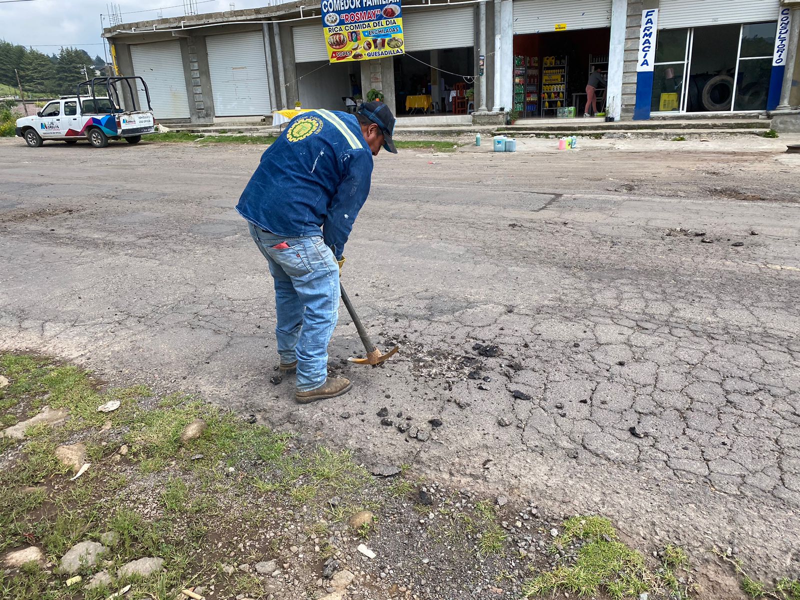 1692827439 581 Continuamos con los trabajos de bacheo a la altura de