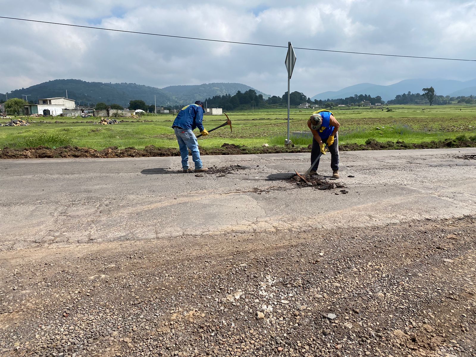 1692827443 413 Continuamos con los trabajos de bacheo a la altura de