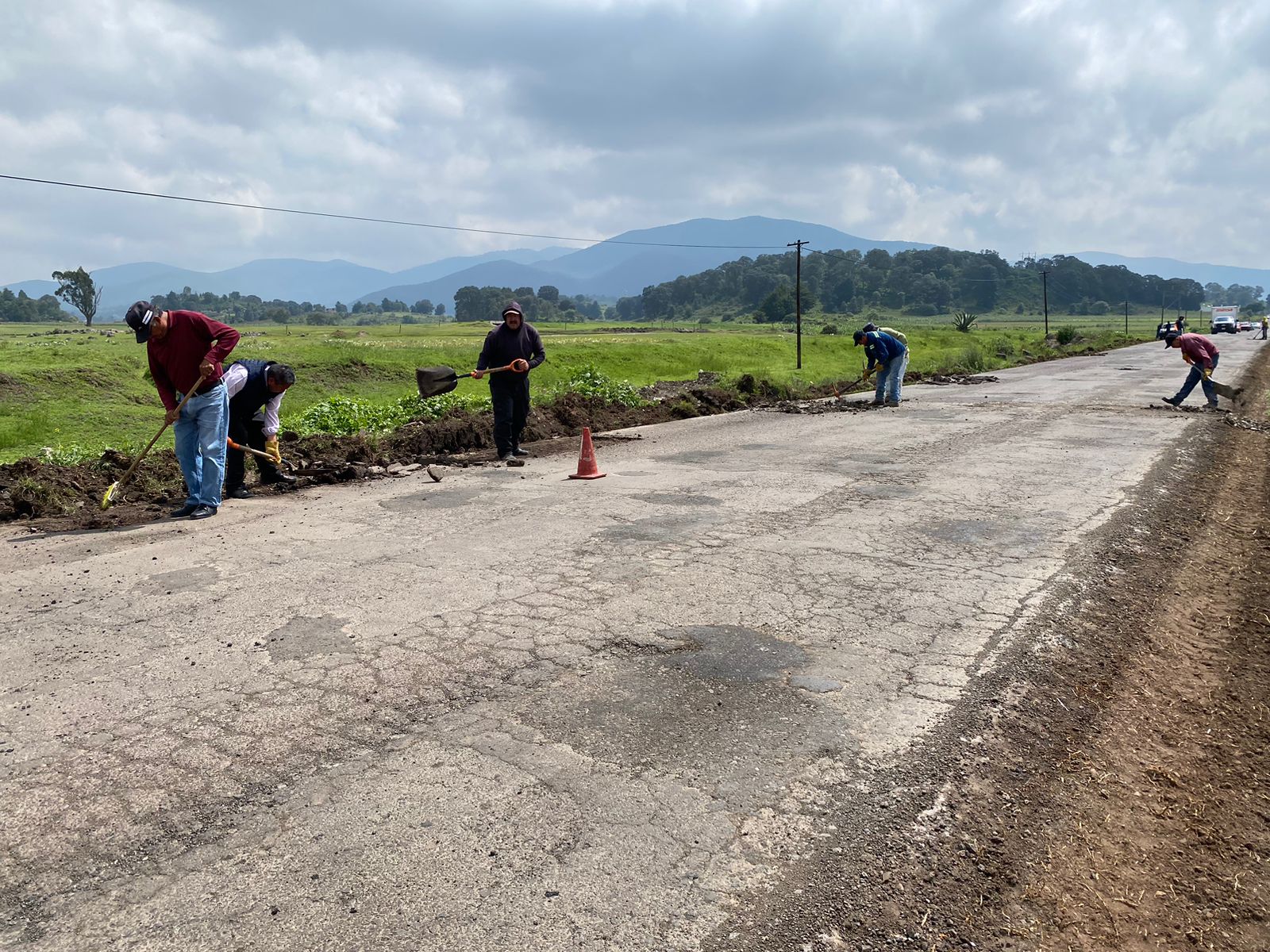 1692827447 581 Continuamos con los trabajos de bacheo a la altura de