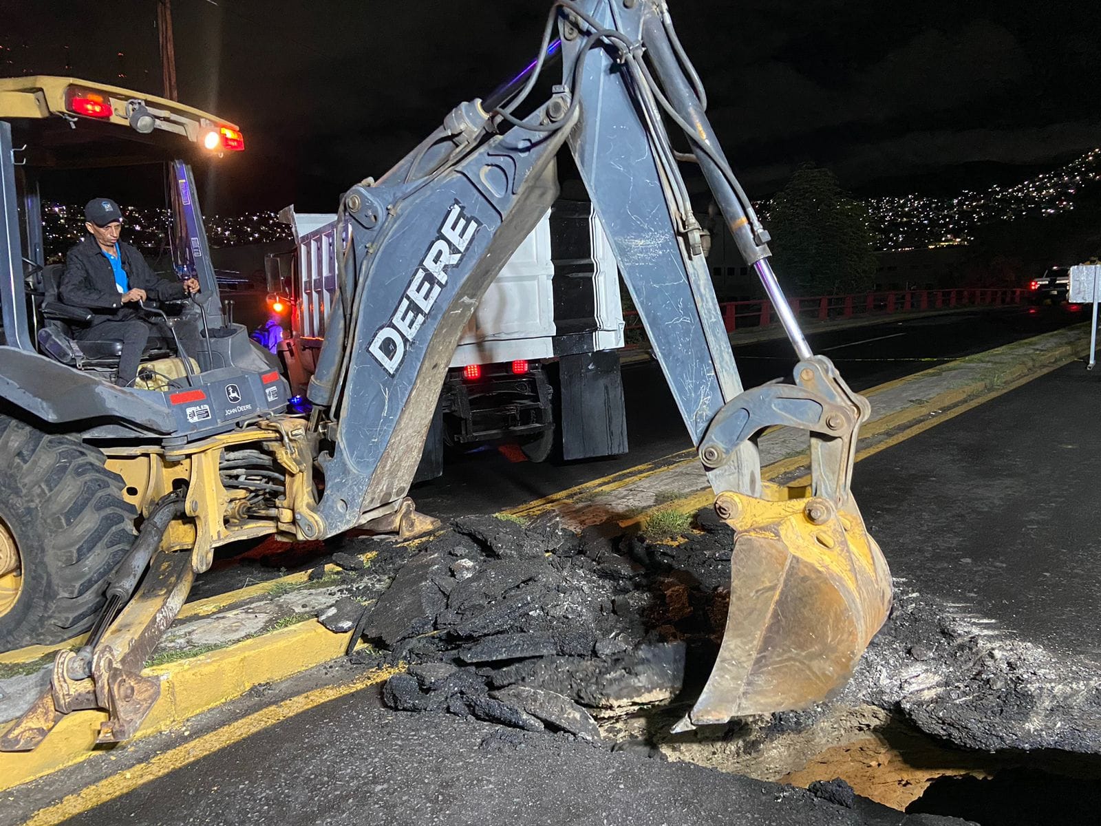 1692886707 553 Siguen los trabajos en la Calle Hermilo Mena de la