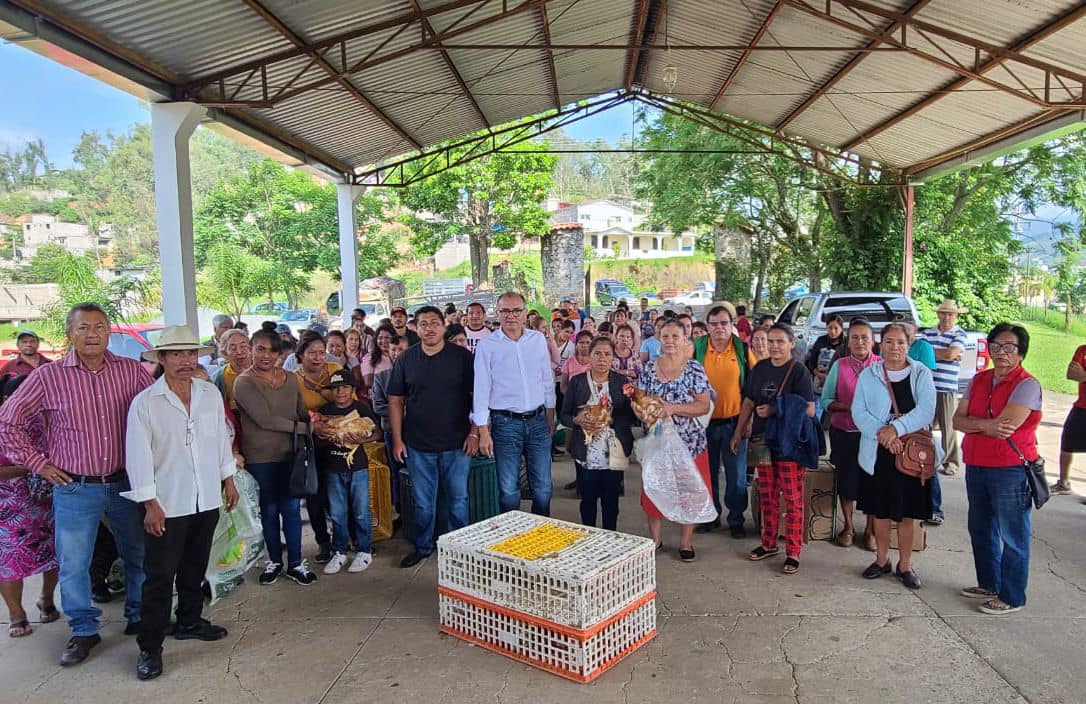 1692920577 El presidente municipal Lic Rigoberto Lopez Rivera acompanado por personal