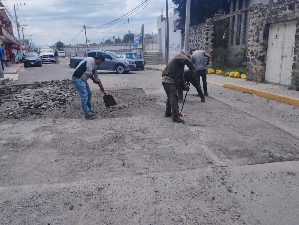 1692965330 572 Seguimos Trabajando Continuan los trabajos de Bacheo en la Comunidad