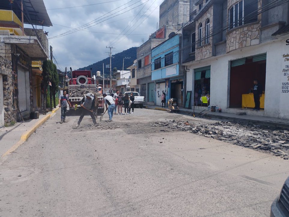 1692965334 995 Seguimos Trabajando Continuan los trabajos de Bacheo en la Comunidad