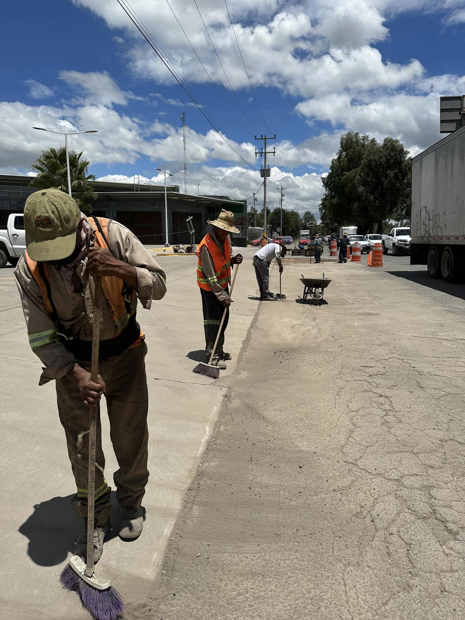 1692968394 75 Nuestros amigos de la cuadrilla de Servicios Publicos continua con