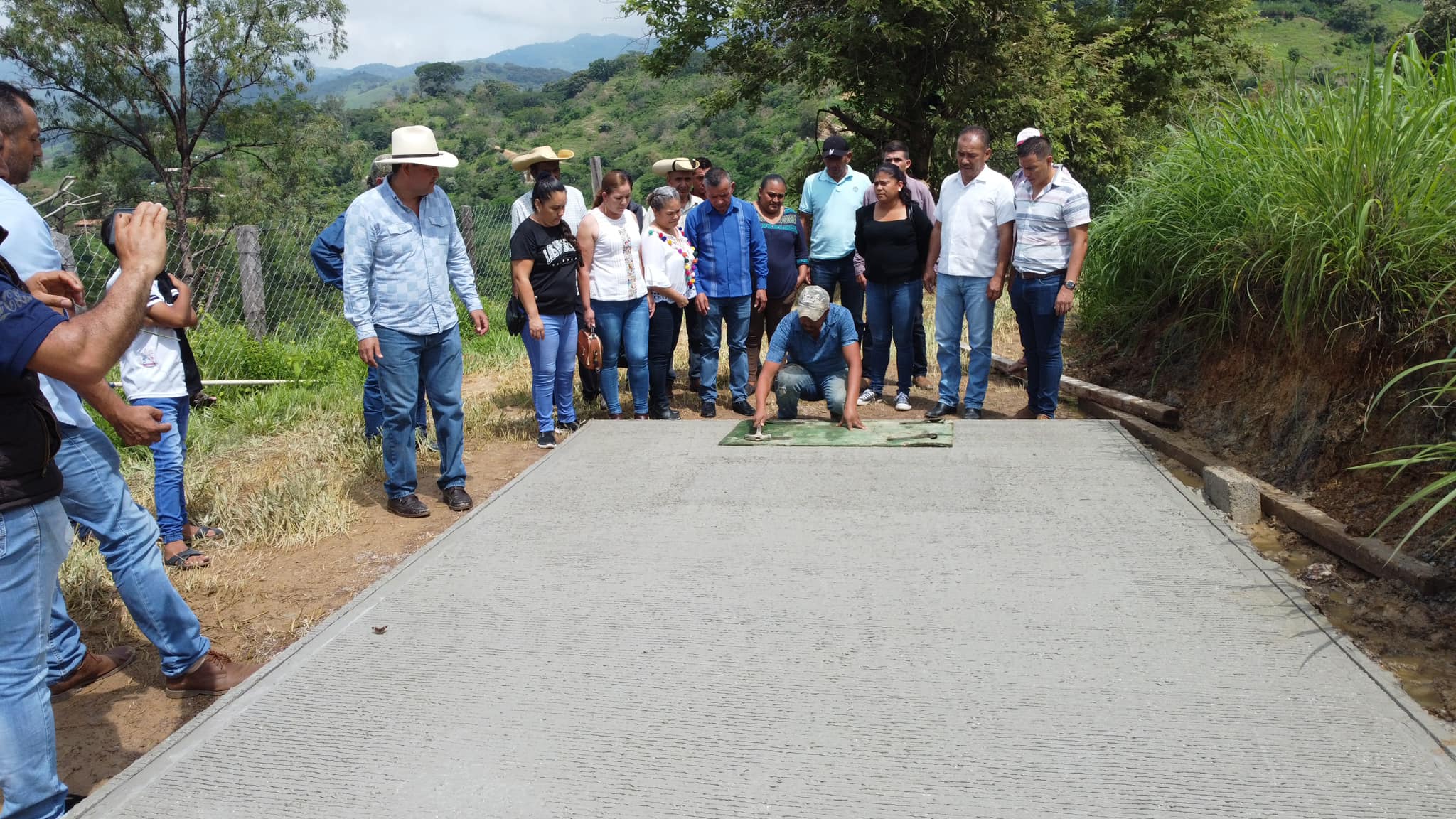 1692992200 258 Iniciamos pavimentacion de calle en Pueblo Nuevo