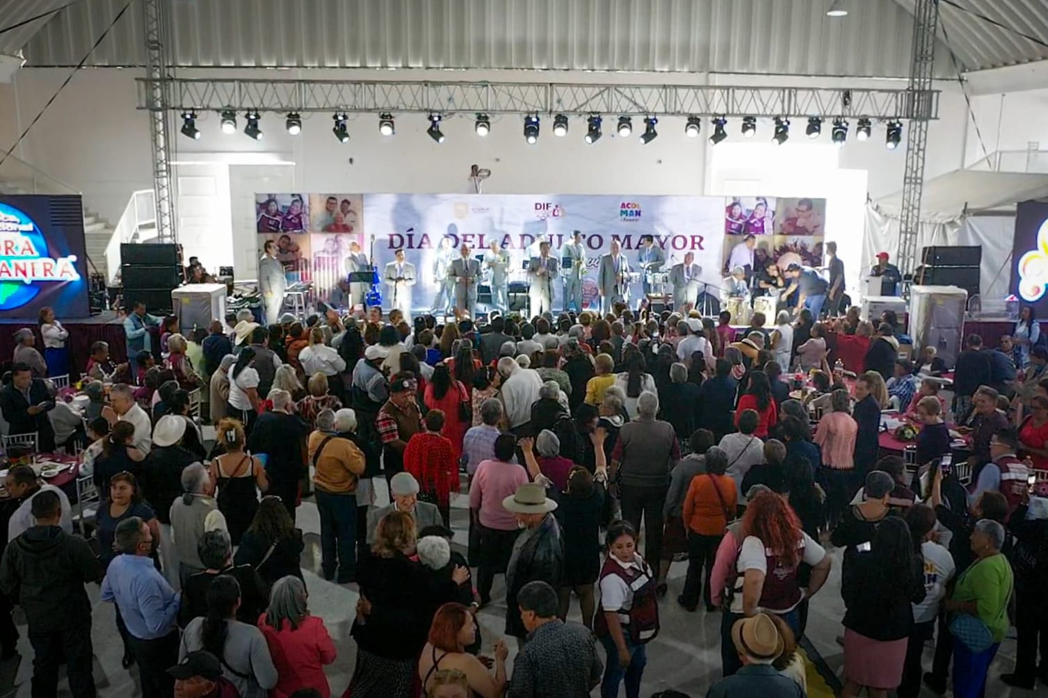 1693052423 75 Durante la comida baile que el SMDIF de Acolman preparo por