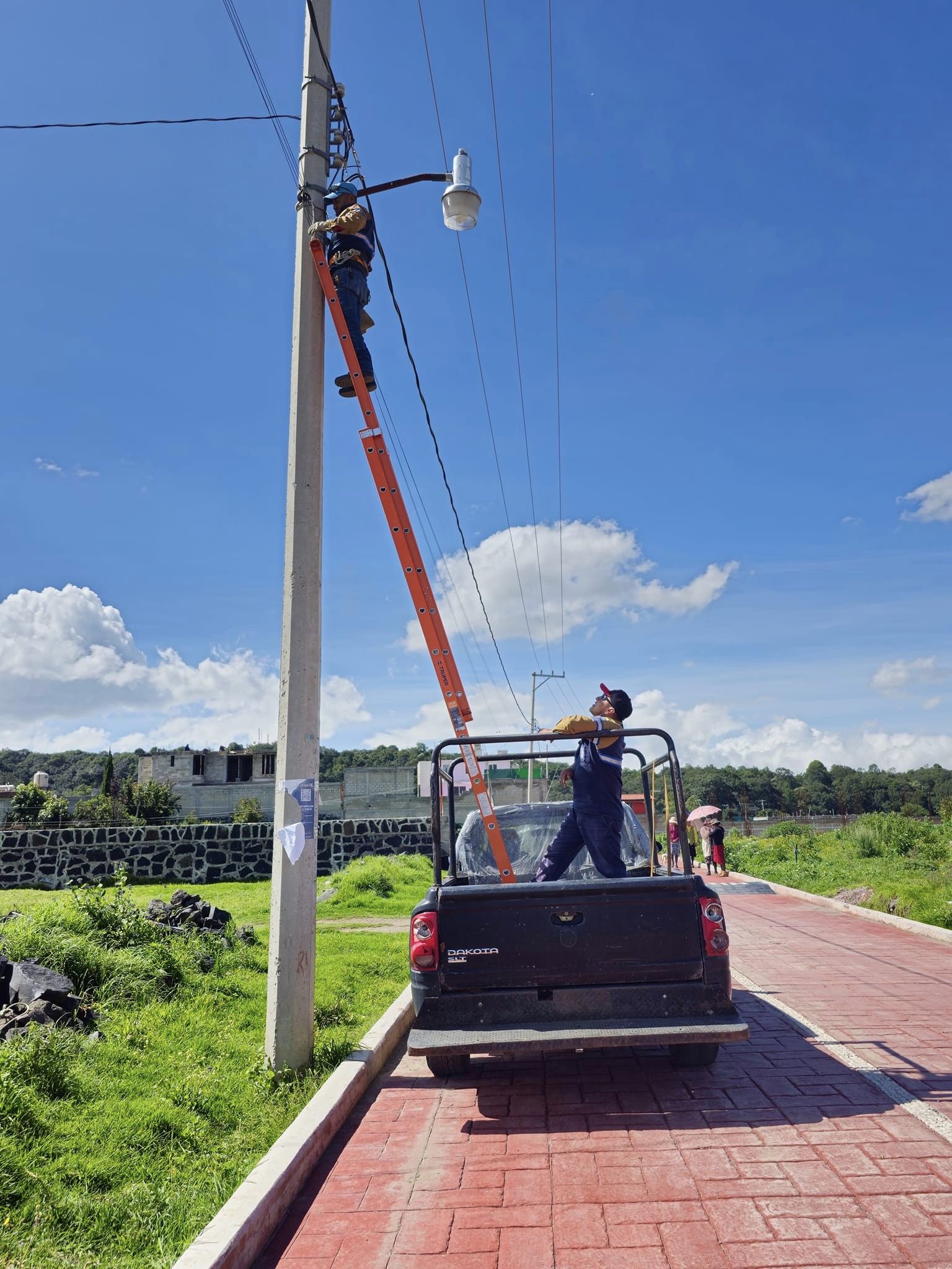 1693064656 602 ¿Tienes fallas en las lamparas electricas de tu calle