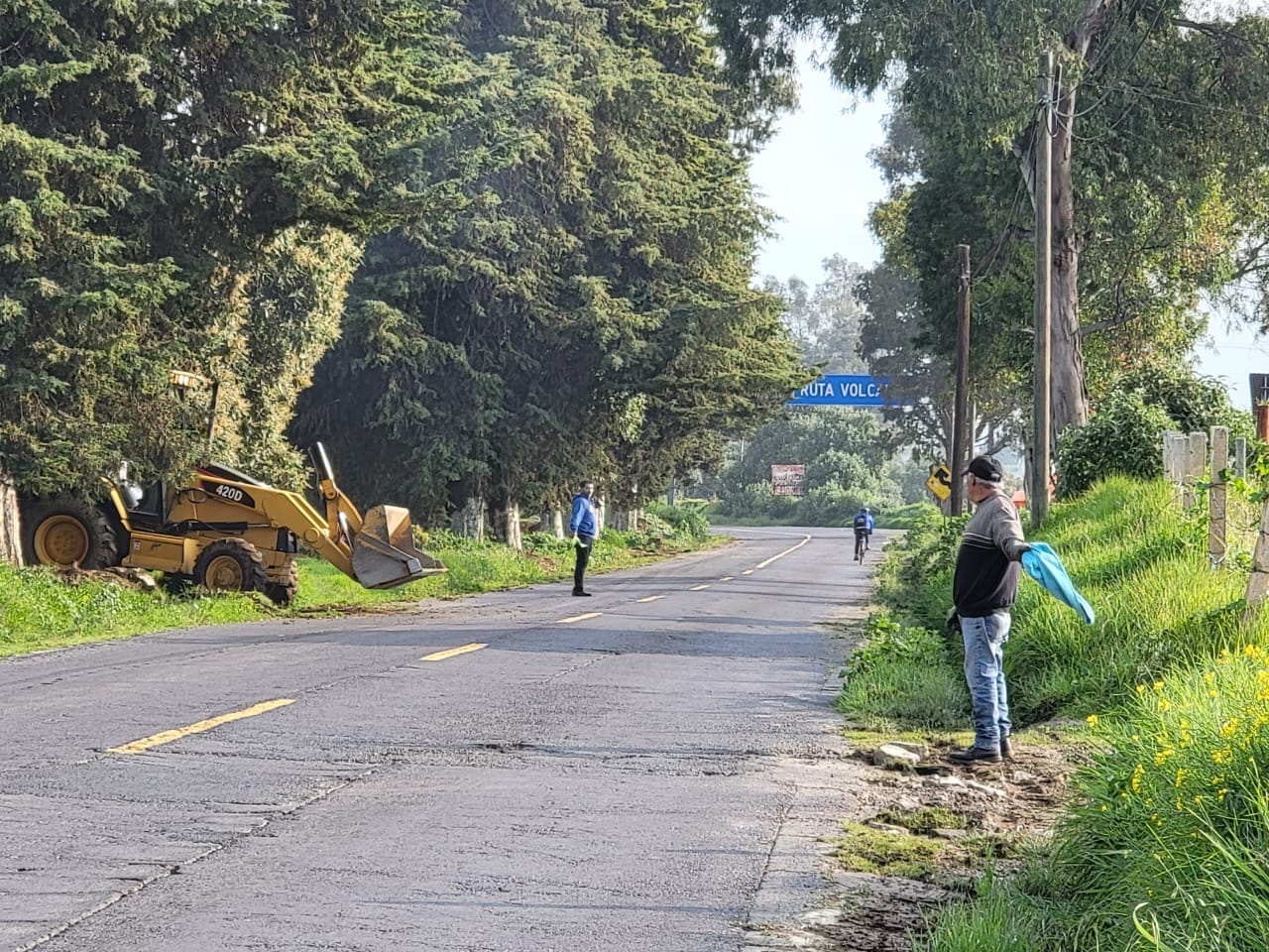 1693066053 53 Limpieza El Gobierno Municipal realiza limpieza sobre la carretera