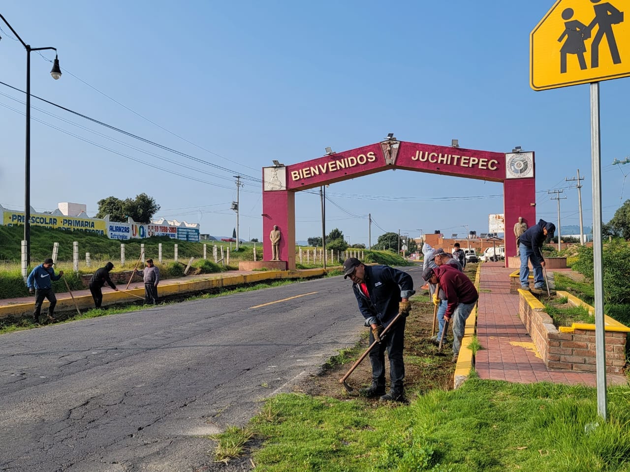 1693066056 46 Limpieza El Gobierno Municipal realiza limpieza sobre la carretera