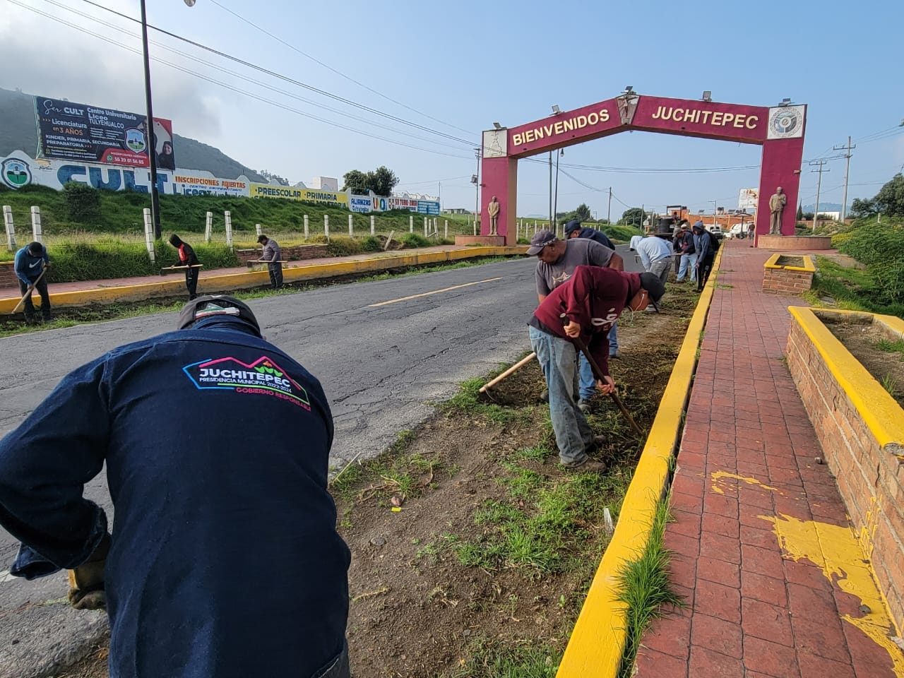 1693066065 709 Limpieza El Gobierno Municipal realiza limpieza sobre la carretera