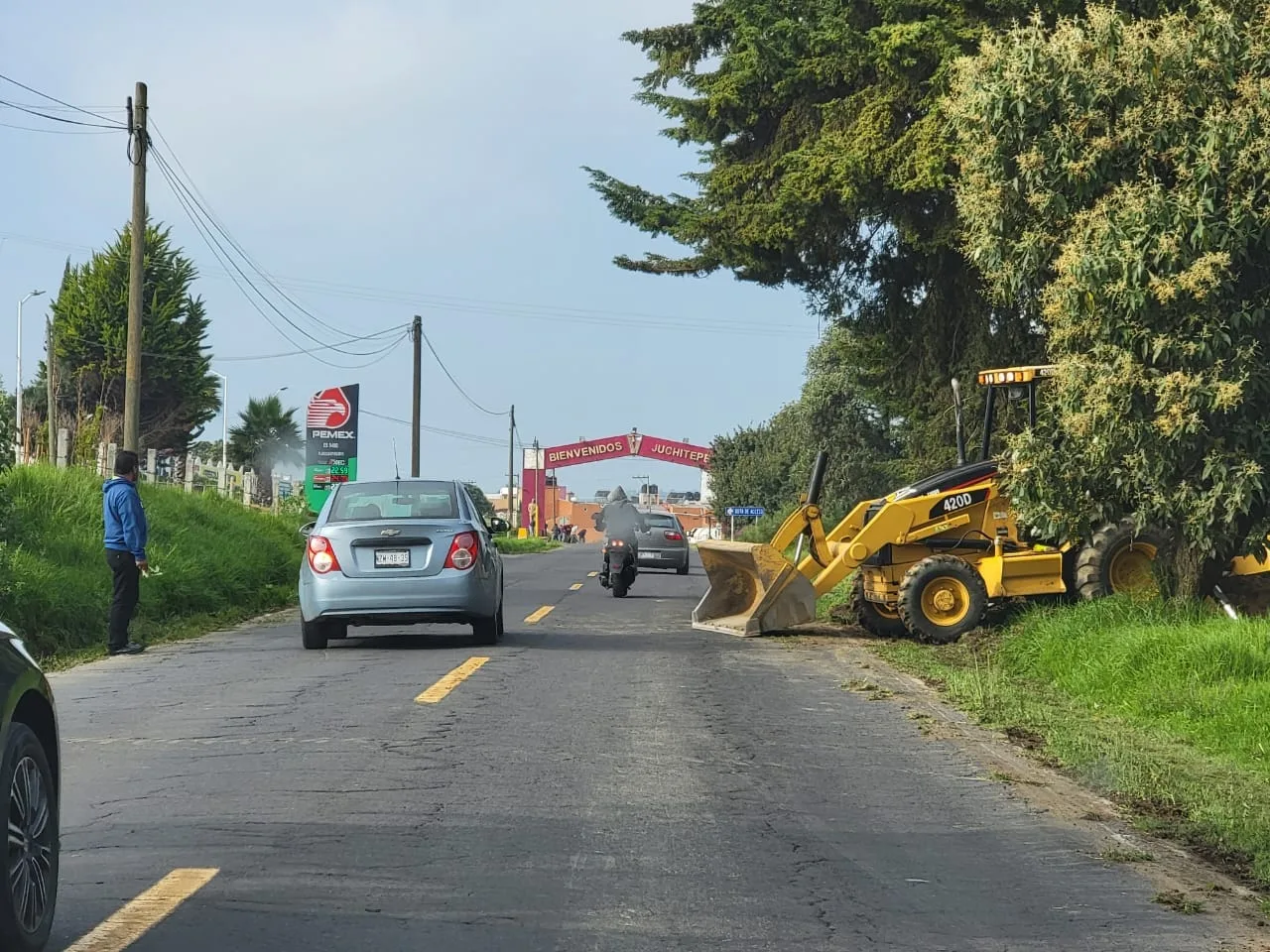 1693066086 Limpieza El Gobierno Municipal realiza limpieza sobre la carretera jpg