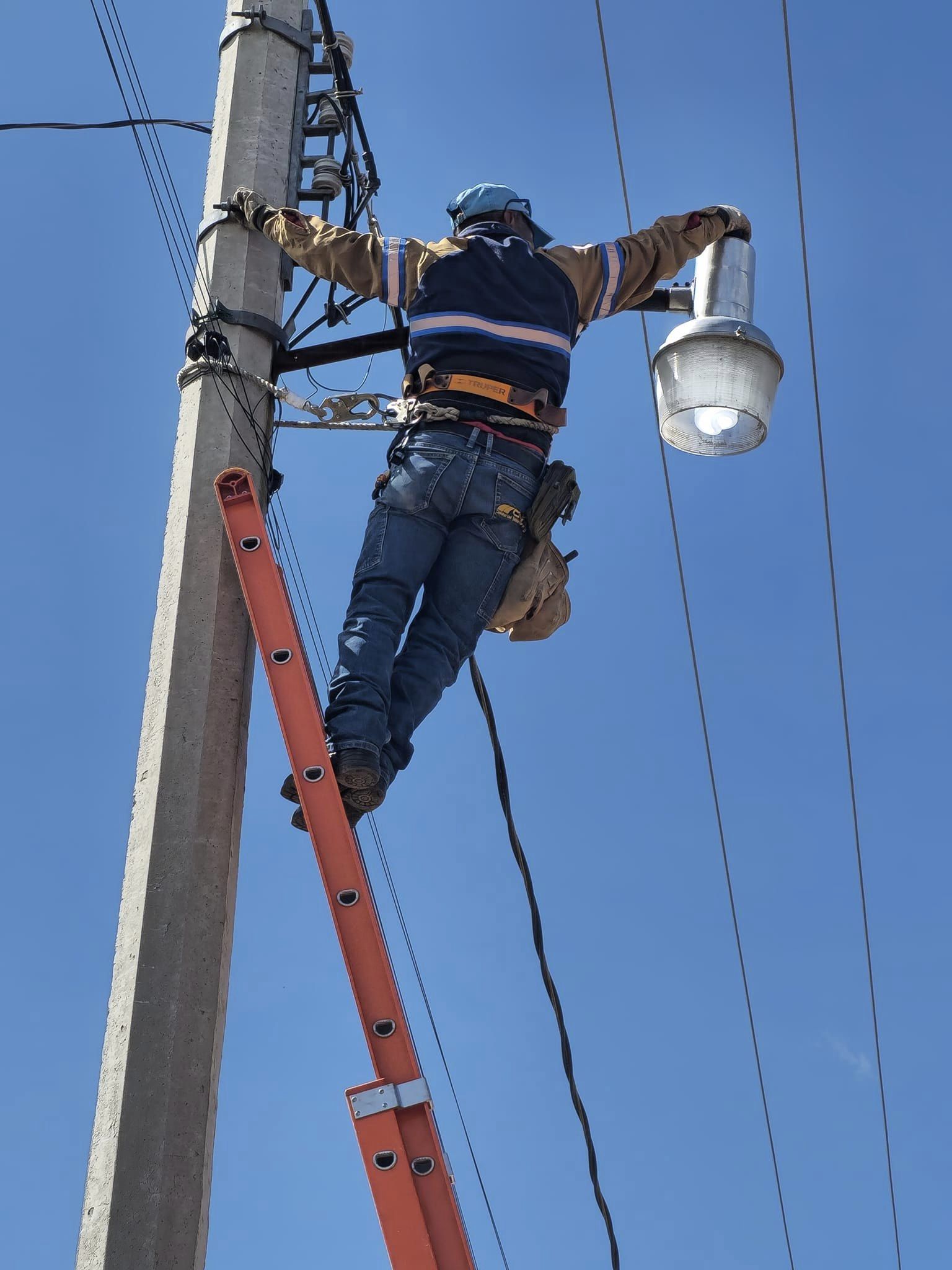 1693071976 707 ¿Tienes fallas en las lamparas electricas de tu calle