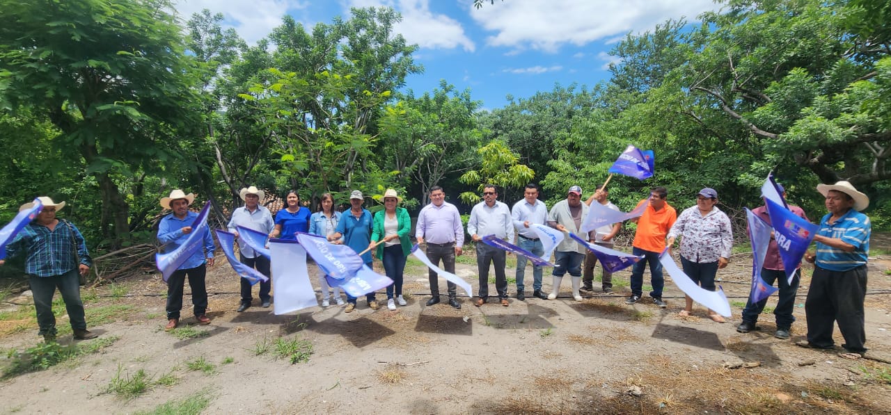 1693074382 La presidenta municipal Lic NoraAngelicaFuentesAguilar en compania del equipo