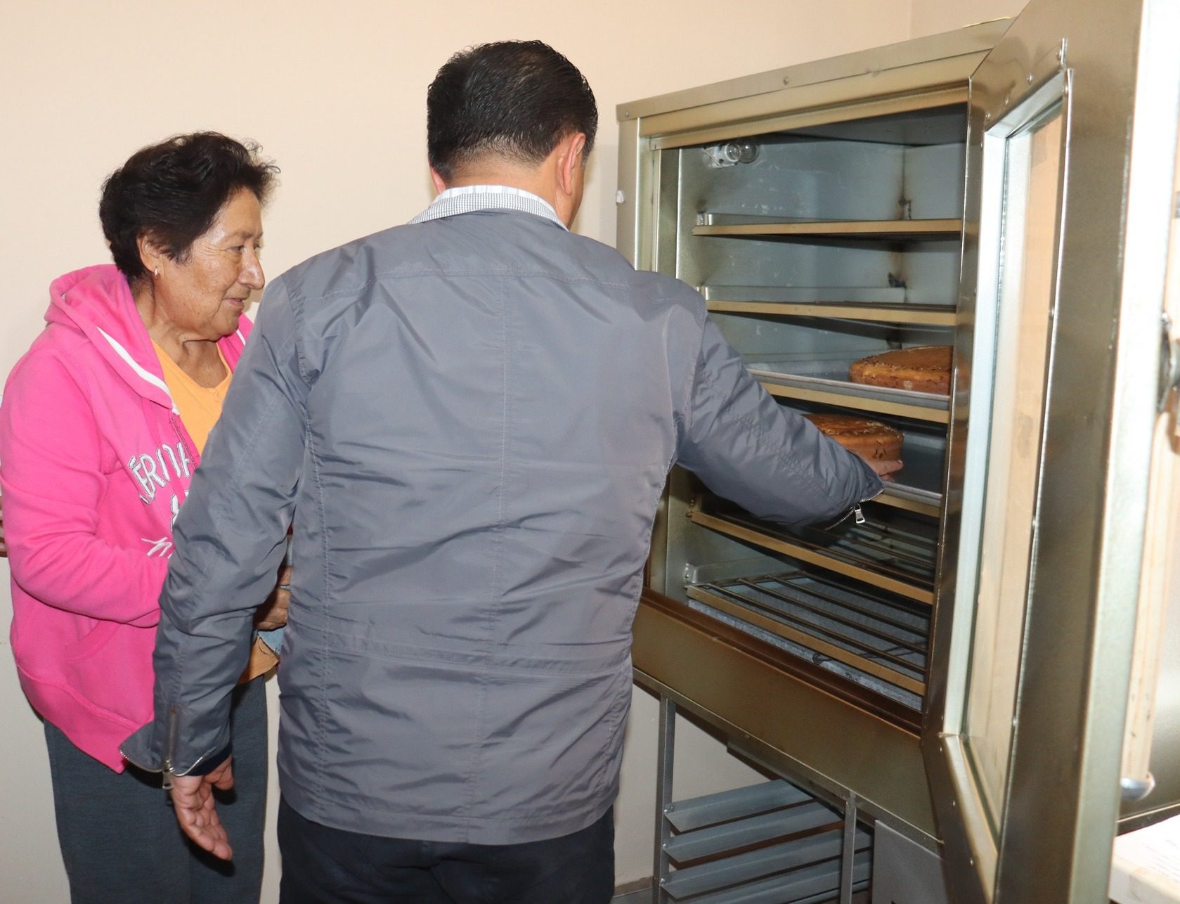 1693074946 276 Entrega de Horno para pan Esta manana el Presidente Municipal