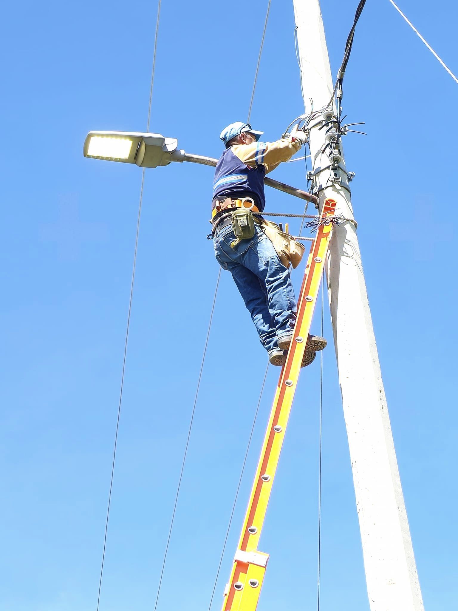 1693079231 105 ¿Tienes fallas en las lamparas electricas de tu calle