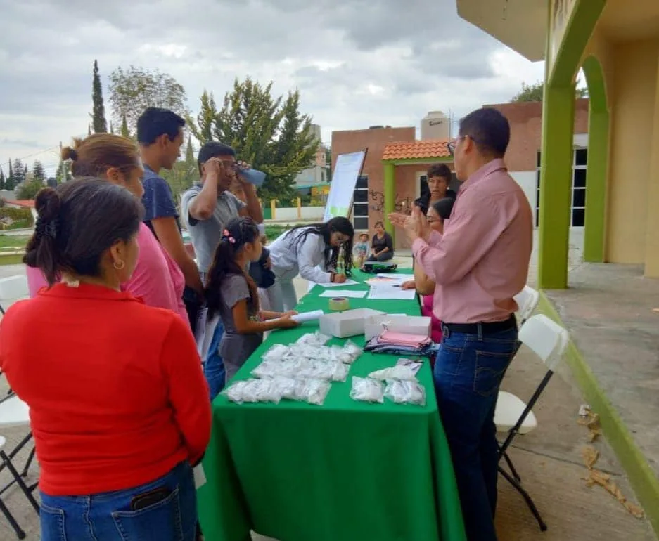 1693172120 El SMDIF hace entrega de lentes GRATUITOS donados por el jpg