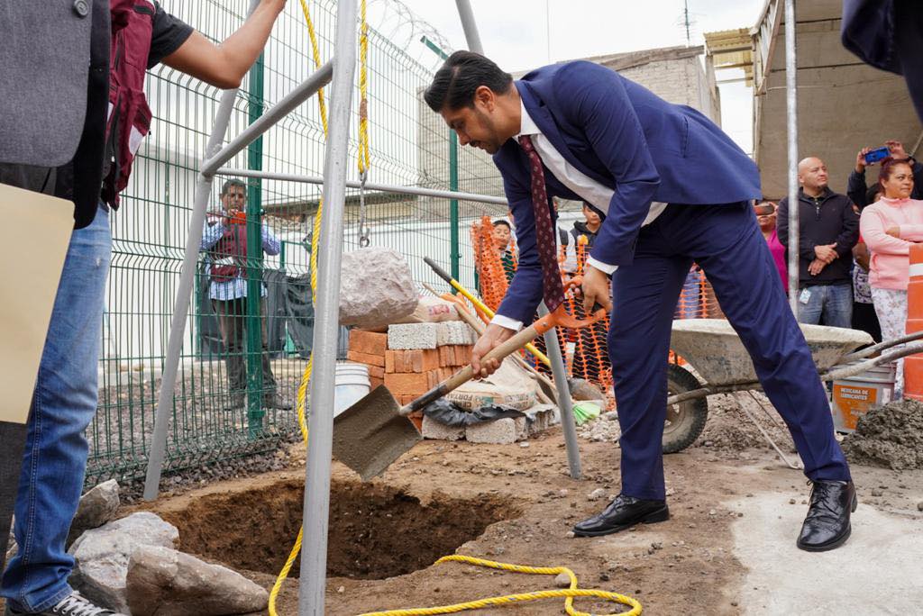 1693256627 El Presidente Municipal Adolfo Cerqueda Rebollo realizo la colocacion de