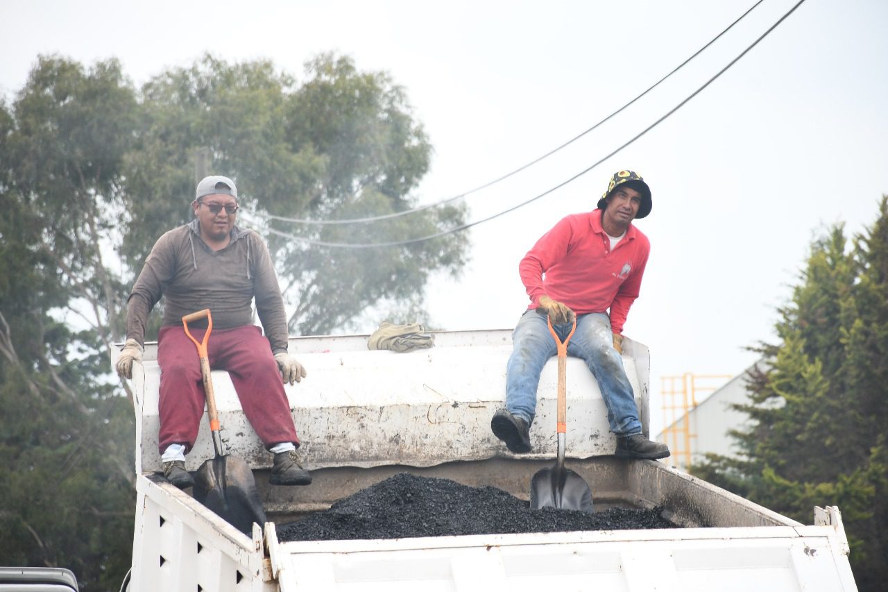 1693318587 220 Se realizan trabajos de bacheo en Av Toluca para subsanar