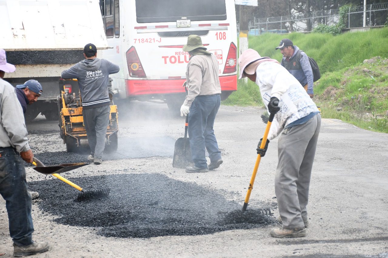 1693318591 495 Se realizan trabajos de bacheo en Av Toluca para subsanar