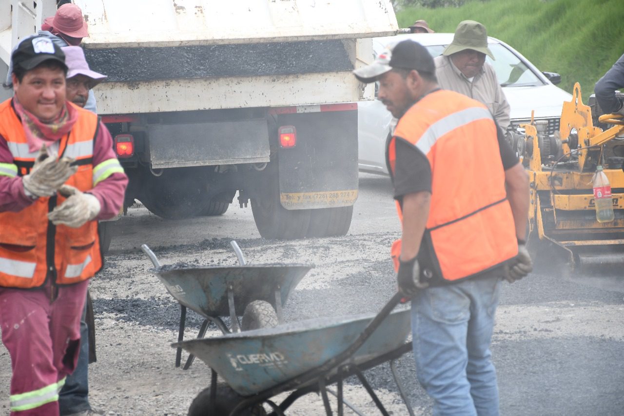 1693318595 903 Se realizan trabajos de bacheo en Av Toluca para subsanar