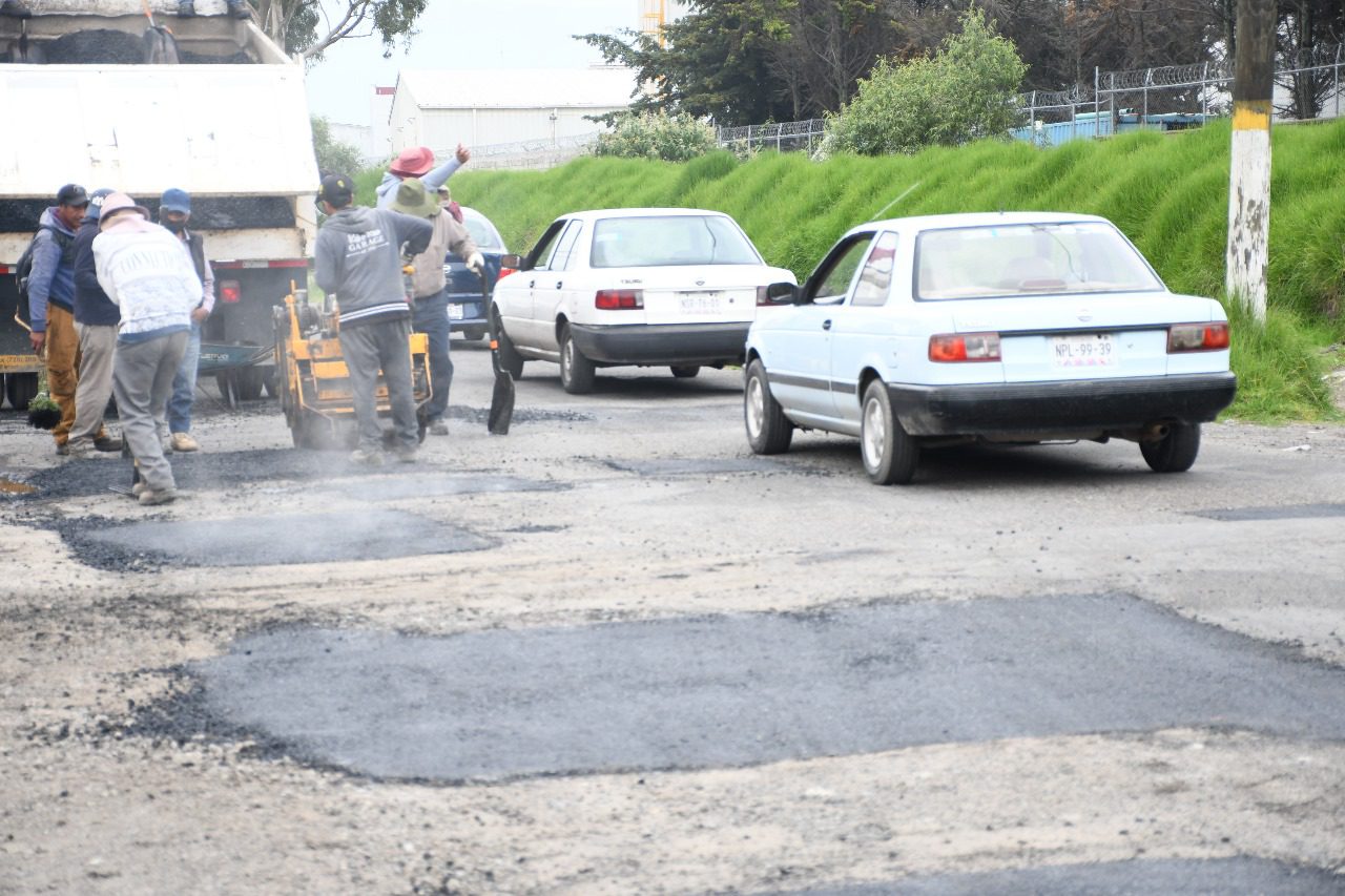 1693318600 791 Se realizan trabajos de bacheo en Av Toluca para subsanar