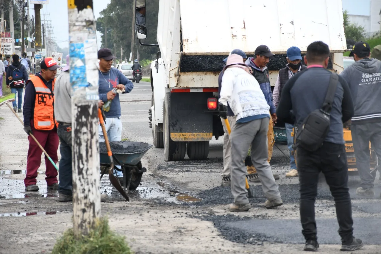 1693318619 Se realizan trabajos de bacheo en Av Toluca para subsanar jpg