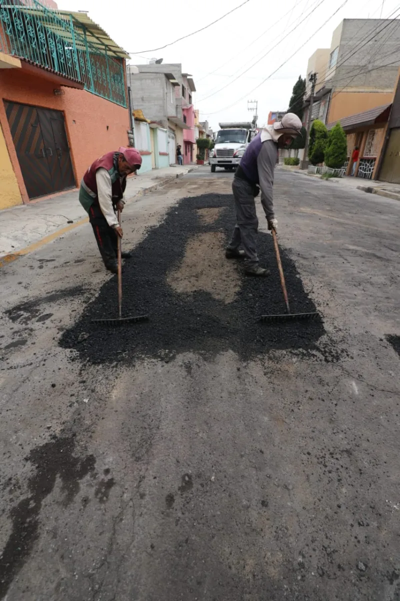 1693336045 70 ObrasPublicas Continuamos realizando trabajos de Bacheo en calle Cecilia