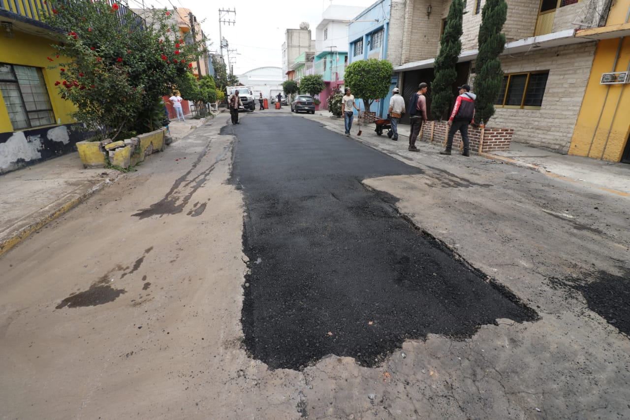 1693336048 619 ObrasPublicas Continuamos realizando trabajos de Bacheo en calle Cecilia