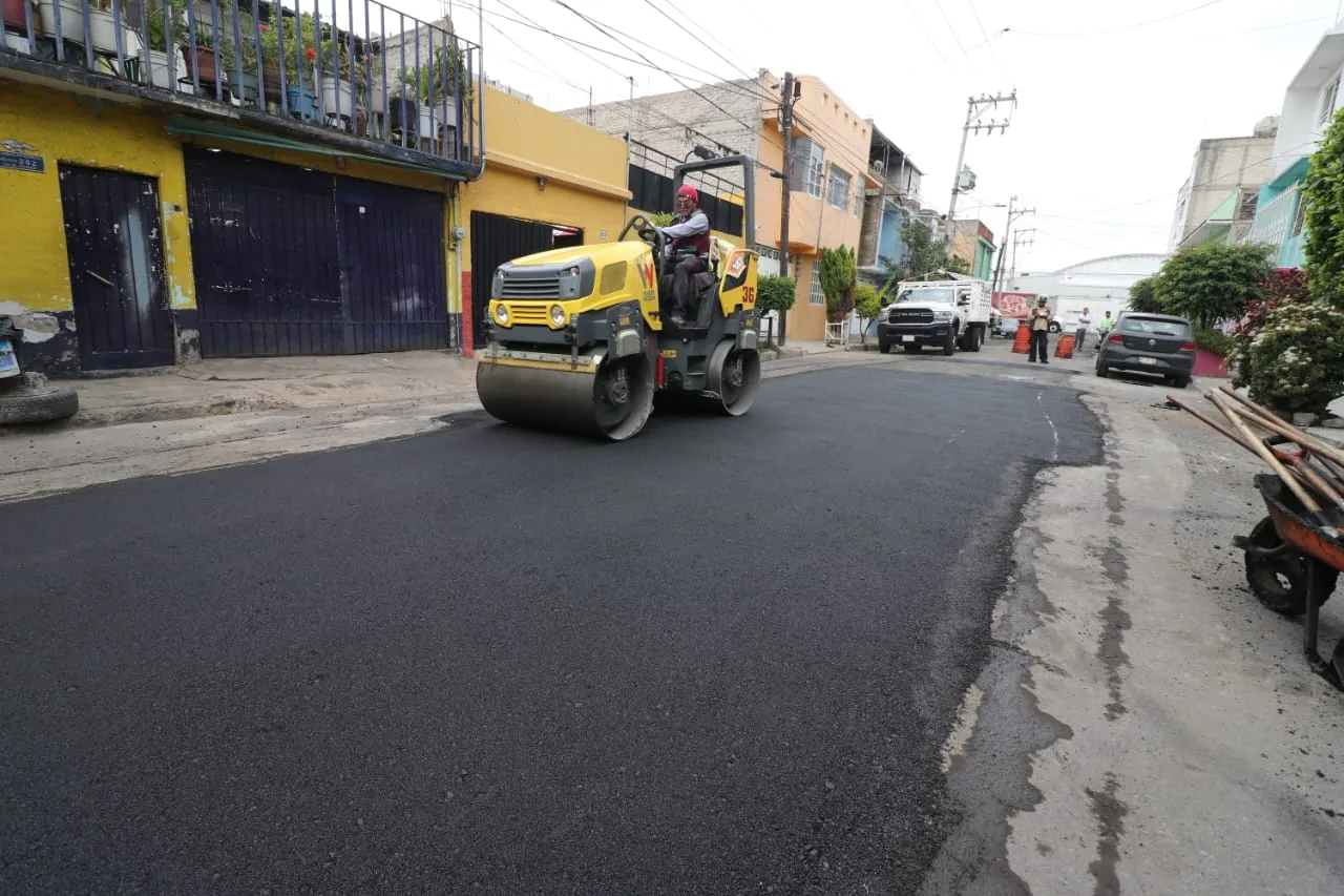 1693336076 ObrasPublicas Continuamos realizando trabajos de Bacheo en calle Cecilia jpg