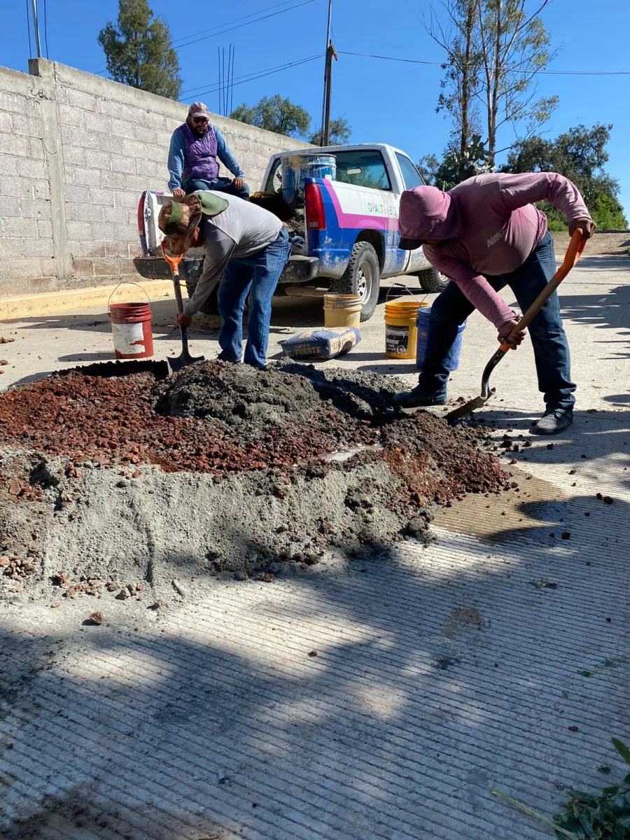 1693340493 248 Trabajos de bacheo en Nopaltepec y San Miguel Atepoxco El