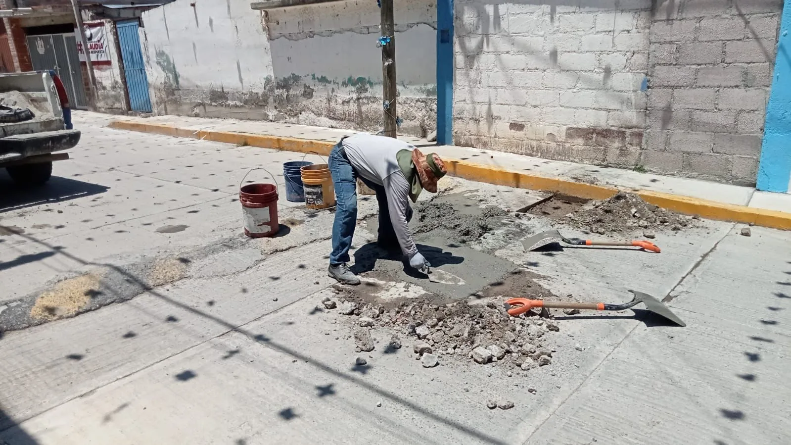 1693340512 Trabajos de bacheo en Nopaltepec y San Miguel Atepoxco El jpg