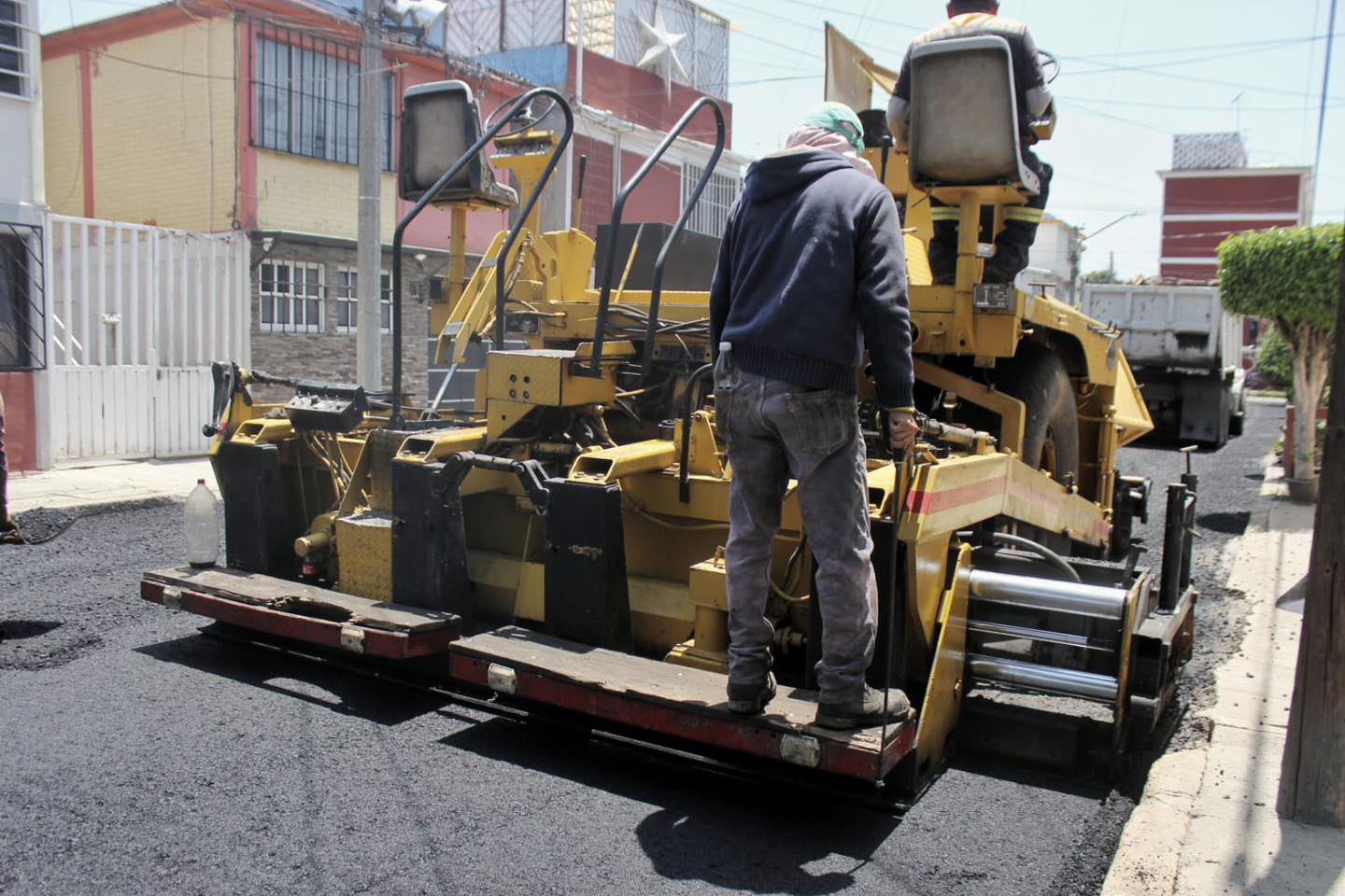 1693400704 257 ObrasPublicas Continuamos rehabilitando nuestras vialidades con trabajos de