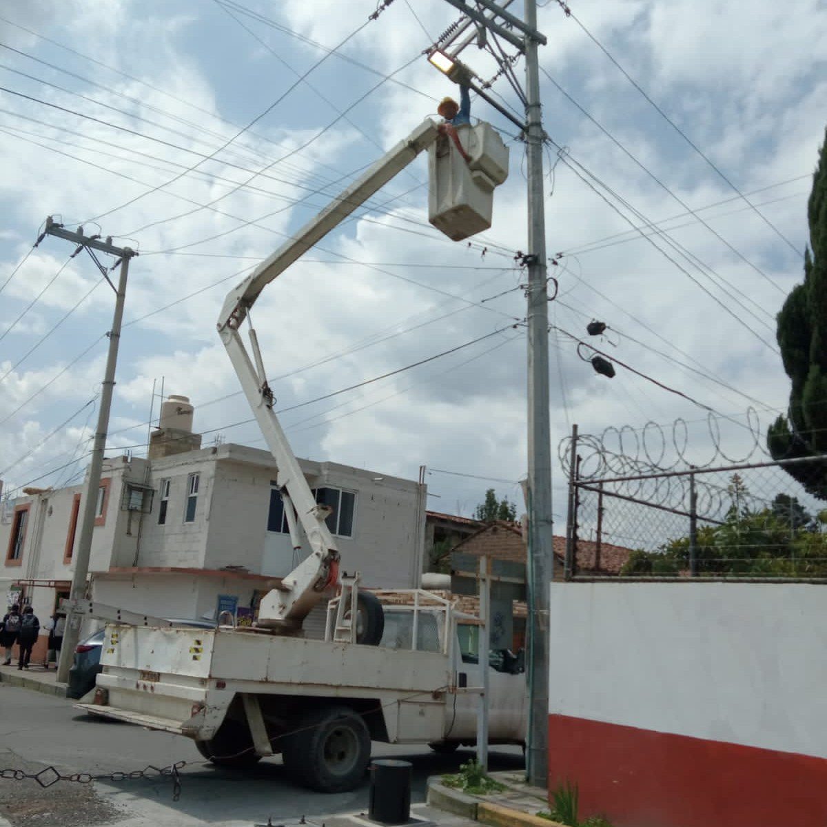 1693422876 994 La direccion de Alumbrado Publico continua brindando mantenimiento de las