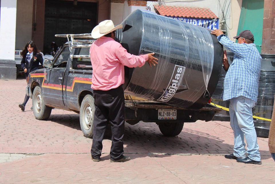 1693487361 624 Esta tarde se realizo la entrega de los Tinacos y