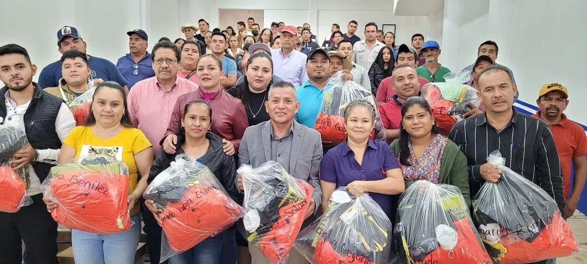 1693505297 Entregamos materiales y herramientas de trabajo al departamento de limpia jpg