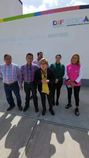 ADULTOS La Presidenta Municipal Cristina Gonzalez Cruz realiza la