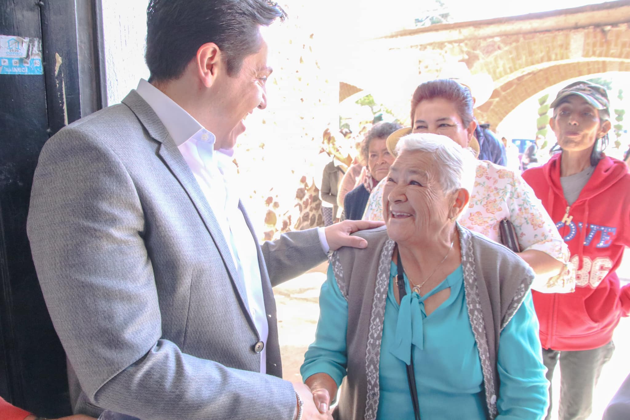 Alegria baile y muchas sorpresas en compania de 1250 abuelitas