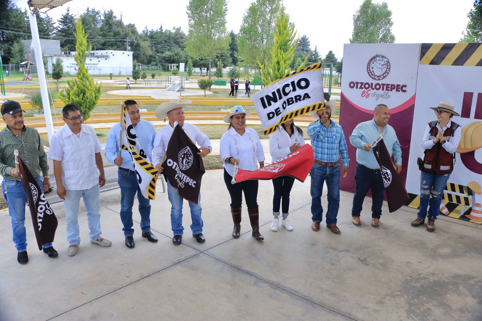 Cancha de fronton locales y palapas parte de lo que