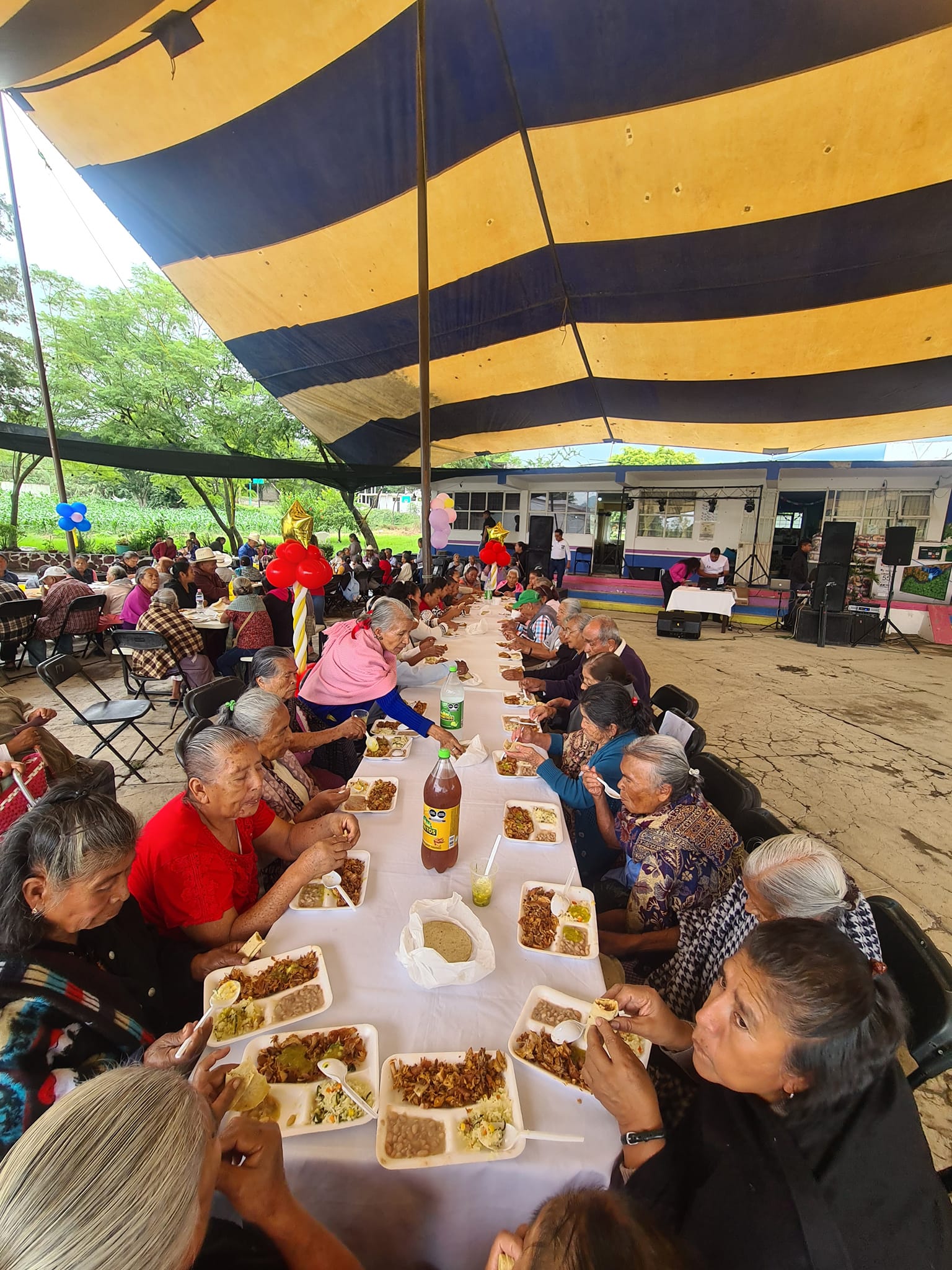 Disfrutando su dia nuestro adultos mayores de Zumpahuacan Llenos de