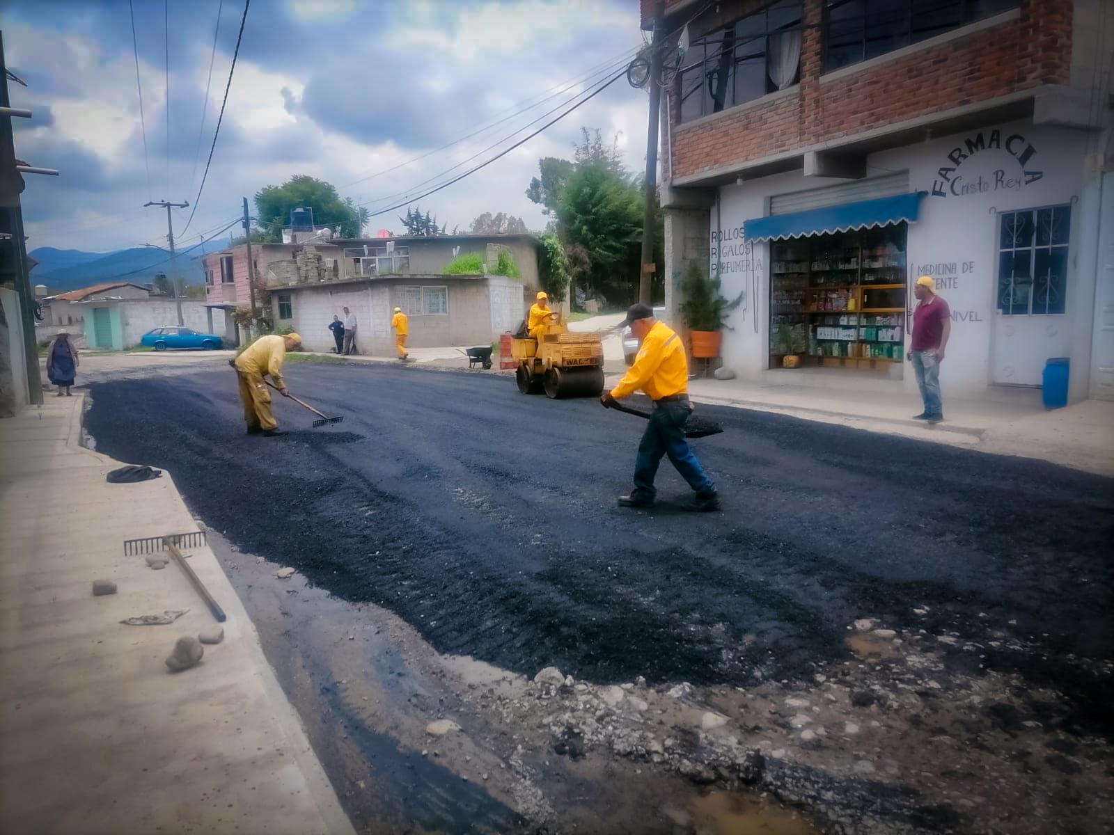 El Loma Alta Taxhimay estamos trabajando en el bacheo del