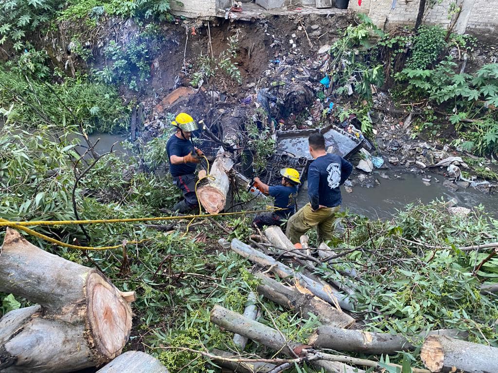 Elementos de la Coordinacion Municipal de Proteccion Civil Bomberos Medio