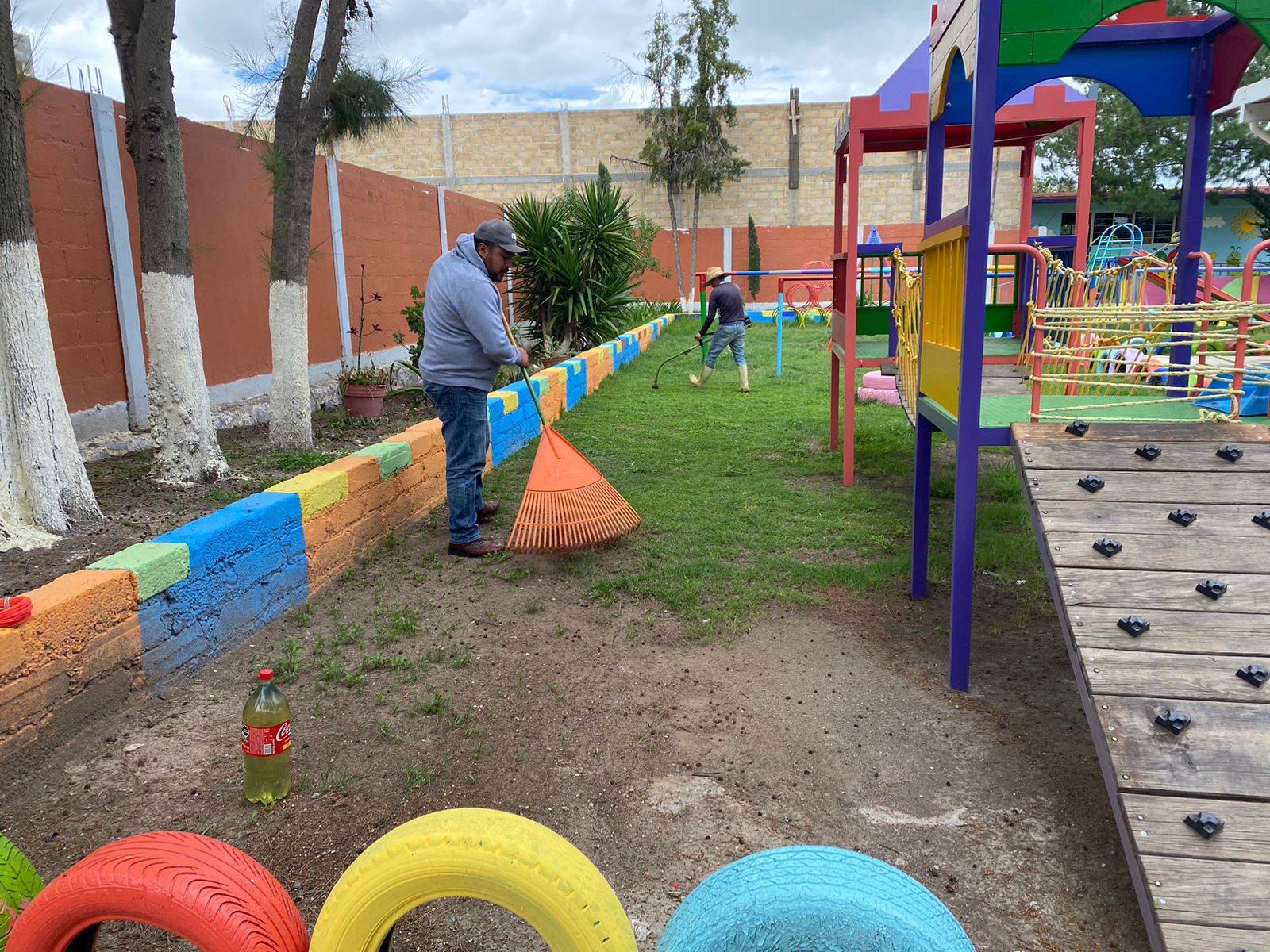 La Direccion de Servicios Publicos continua apoyando a los Jardines