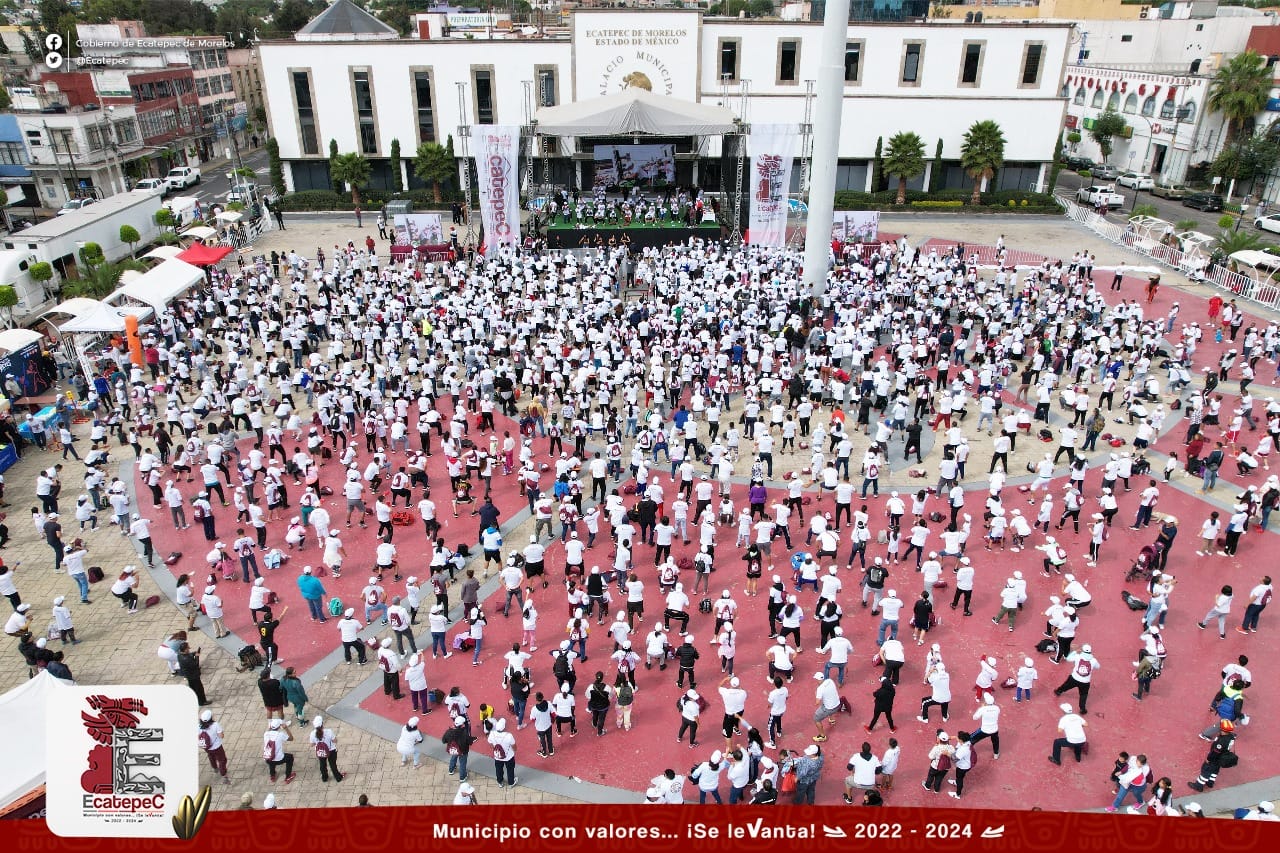 La explanada municipal vibro de entusiasmo con la mega clase