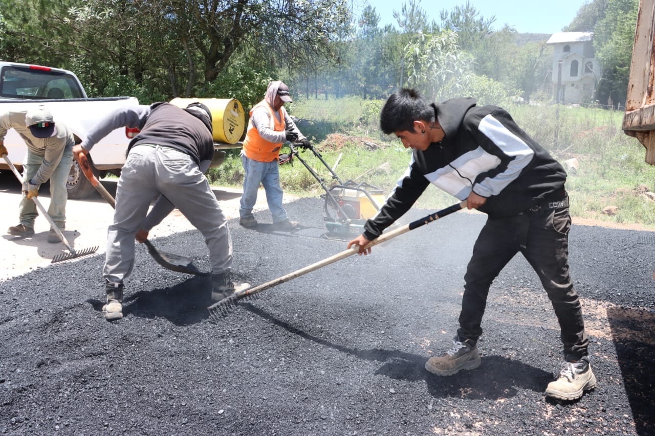 Nos encontramos bacheando los principales caminos de las localidades del