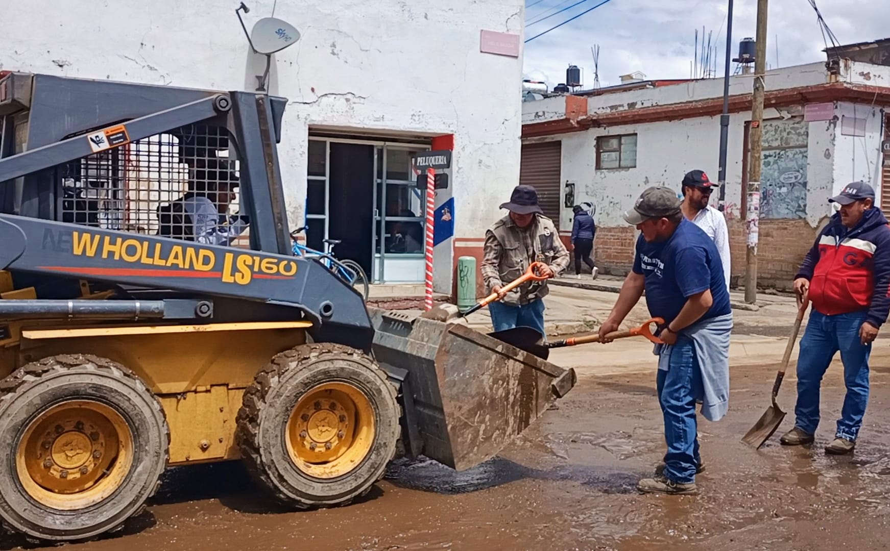 Nuestro equipo de mantenimiento urbano se encuentra limpiando calles de