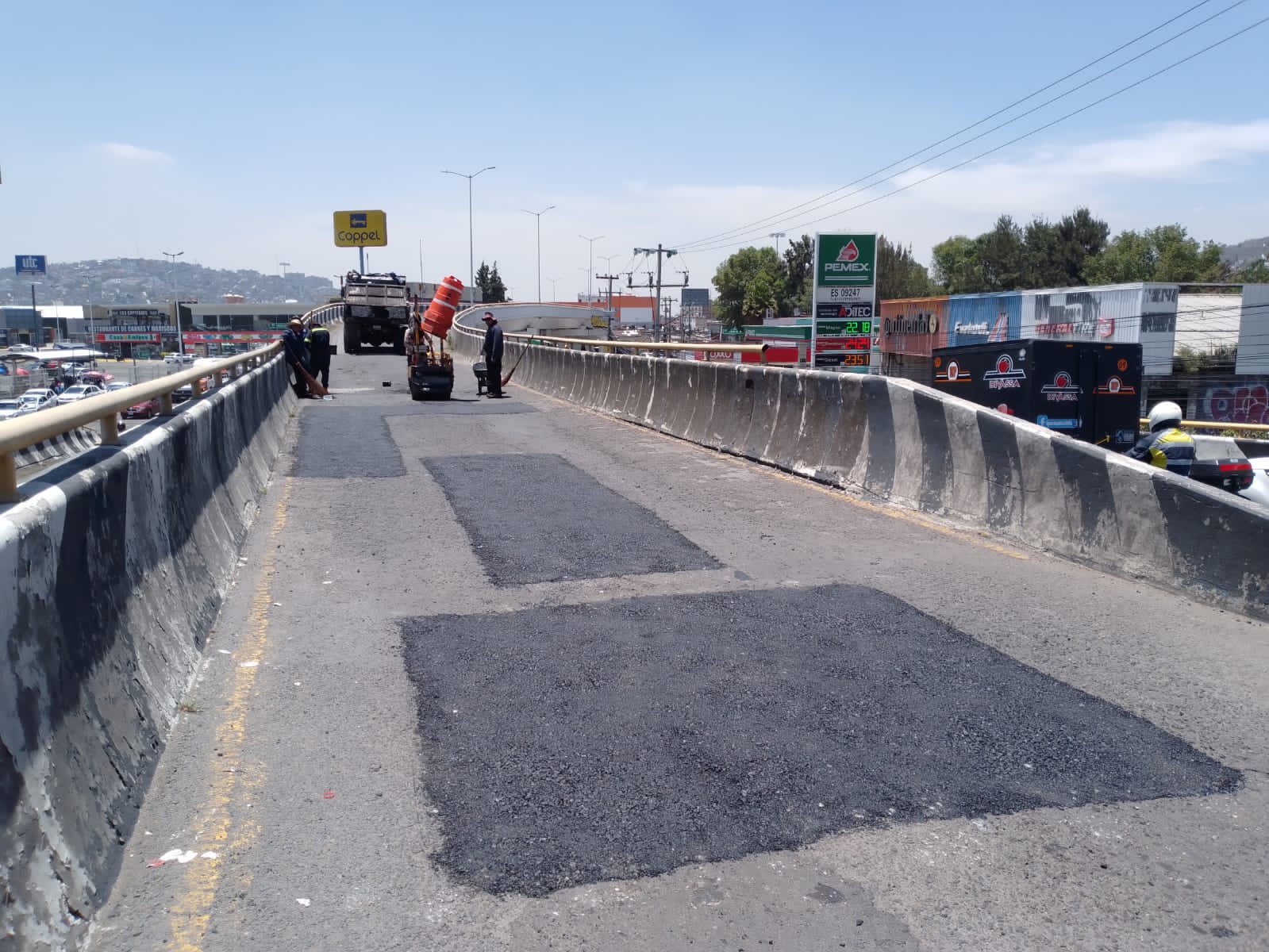 Personal de ObrasPublicas realizaron trabajos de reparacion de baches en